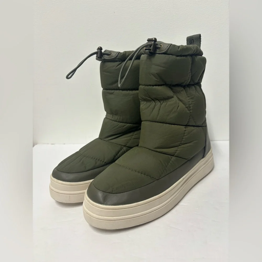 J/SLIDES Olive Green Mickie Quilted Puffer Waterproof Boots Women’s Size 8